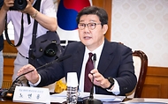 노연홍 의료개혁특별위원회 위원장이 10일 서울 종로구 정부서울청사에서 열린 ‘제2차 의료개혁특별위원회’에서 발언하고 있다. 이날 회의에서는 제1차 회의 결과를 보고하고, 의료개혁특위 세부 운영계획(안), 우선 개혁과제 검토 방향 등을 논의했다.