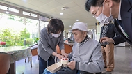 강정애 국가보훈부 장관이 어버이날을 맞아 보호자가 없어 무의탁 시설에 계시는 국가유공자분들께 감사의 마음을 전달하기 위해 3일 오전 경기도 수원 보훈원에 방문하여 오성규 애국지사에게 만든 케익을 전달해드리고 있다.