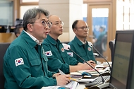 유희동 기상청장이 14일 서울 동작구 국가기상센터에서 열린 ‘2024년도 여름철 방재기상업무 시작 선언식’에서 방재기상대책을 점검하고 예보 관계 공무원들에게 당부의 말을 하고 있다.