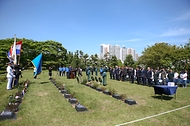 이희완 국가보훈부 차관이 2일 오후 부산 남구 유엔기념공원에서 열린 6.25전쟁 네덜란드 참전용사 故페르디난트 티탈렙타씨의 유해안장식에 참석하여 유가족 및 주요내빈과 함께 묵념을 하고 있다. 