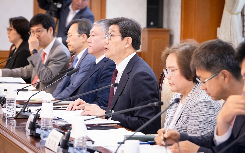 노연홍 의료개혁특별위원회 위원장이 10일 서울 종로구 정부서울청사에서 열린 ‘제2차 의료개혁특별위원회’에서 발언하고 있다.