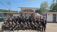 강정애 국가보훈부 장관이 대한민국 영토수호에 헌신하는 국군장병들에게 위로와 감사의 뜻을 전하기 위해  2일 오전 경기도 파주시에 위치한 육군 제9보병사단 29여단 한강대대를 방문하여 정태창 여단장, 김종원 한강대대장 및 장병들과 함께 기념사진을 촬영하고 있다. 