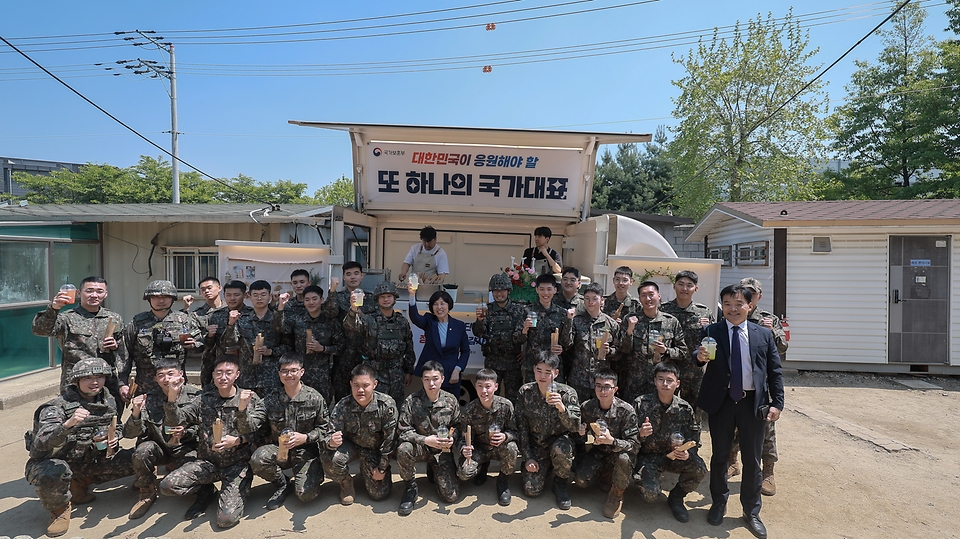 강정애 국가보훈부 장관이 대한민국 영토수호에 헌신하는 국군장병들에게 위로와 감사의 뜻을 전하기 위해  2일 오전 경기도 파주시에 위치한 육군 제9보병사단 29여단 한강대대를 방문하여 정태창 여단장, 김종원 한강대대장 및 장병들과 함께 기념사진을 촬영하고 있다. 