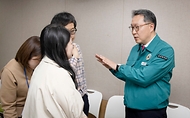 박민수 보건복지부 제2차관이 10일 서울 종로구 정부서울청사 회의실에서 이날 열린 의사집단행동 중앙재난안전대책본부 회의 결과에 대해 논의하고 있다.