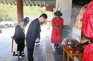 한덕수 국무총리가 15일 경기도 여주시 세종대왕릉에서 열린 세종대왕 탄신 627돌 숭모제향 행사에서 분향하고 있다. 