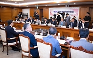 노연홍 의료개혁특별위원회 위원장이 10일 서울 종로구 정부서울청사에서 열린 ‘제2차 의료개혁특별위원회’에서 발언하고 있다.