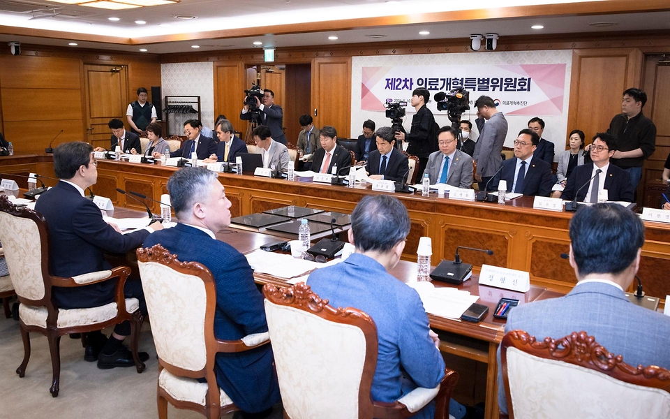 노연홍 의료개혁특별위원회 위원장이 10일 서울 종로구 정부서울청사에서 열린 ‘제2차 의료개혁특별위원회’에서 발언하고 있다.