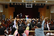 <p>15일 서울 용산구 국립한글박물관에서 열린 2024년 국립한글박물관 제627돌 세종대왕 나신 날 기념행사에서 한글 마술공연이 펼쳐지고 있다.&nbsp;</p>