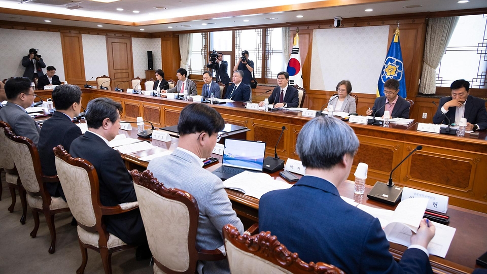 노연홍 의료개혁특별위원회 위원장이 10일 서울 종로구 정부서울청사에서 열린 ‘제2차 의료개혁특별위원회’에서 발언하고 있다.