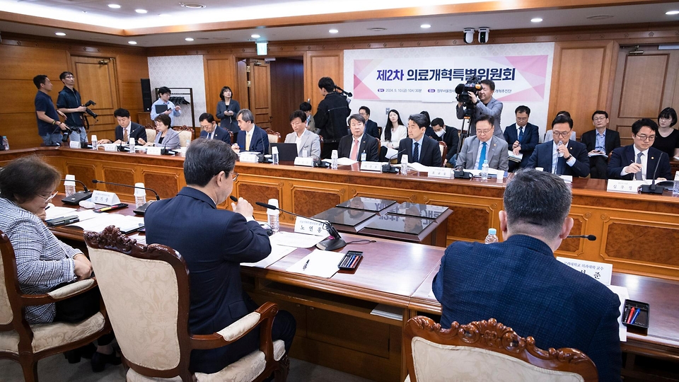 노연홍 의료개혁특별위원회 위원장이 10일 서울 종로구 정부서울청사에서 열린 ‘제2차 의료개혁특별위원회’에서 발언하고 있다.