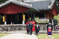 한덕수 국무총리가 15일 경기도 여주시 세종대왕릉에서 열린 세종대왕 탄신 627돌 숭모제향 행사에 참석하고 있다.