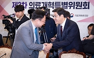 조규홍 보건복지부 장관이 10일 서울 종로구 정부서울청사에서 열린 ‘제2차 의료개혁특별위원회’에서 노연홍 의료개혁특별위원회 위원장과 인사하고 있다.