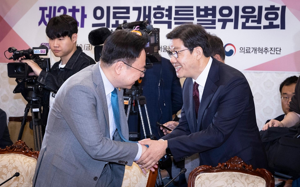 조규홍 보건복지부 장관이 10일 서울 종로구 정부서울청사에서 열린 ‘제2차 의료개혁특별위원회’에서 노연홍 의료개혁특별위원회 위원장과 인사하고 있다.