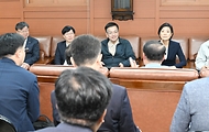 최상목 경제부총리 겸 기획재정부 장관이 14일 서울 중구 남대문시장에 오영주 중소벤처기업부 장관, 김소영 금융위 부위원장, 이재연 서민금융진흥원장 등과 방문, 상인들과 간담회를 통해 애로사항을 청취하는 등 범부처 민생안정지원단의 첫번째 관계부처 합동 현장소통 활동을 하고 있다.