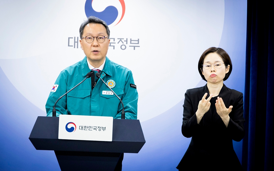 박민수 보건복지부 제2차관이 10일 서울 종로구 정부서울청사에서 이날 열린 의사집단행동 중앙재난안전대책본부 회의 결과 브리핑을 하고 있다. 