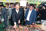 안덕근 산업통상자원부 장관이 14일 서울 망원시장을 방문해 시장 내 점포를 둘러보며 민생물가를 점검하고 있다.
