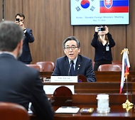 조태열 외교부 장관이 15일 서울 종로구 외교부청사에서 유라이 블라나르(Juraj Blanar) 슬로바키아 외교장관과 회담하고 있다. 이날 회담에서는 양국 관계, 경제 협력, 국제무대 협력, 주요 지역 정세 등에 대해 폭넓게 협의했다.