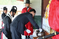 한덕수 국무총리가 15일 경기도 여주시 세종대왕릉에서 열린 세종대왕 탄신 627돌 숭모제향 행사에서 분향하고 있다. 