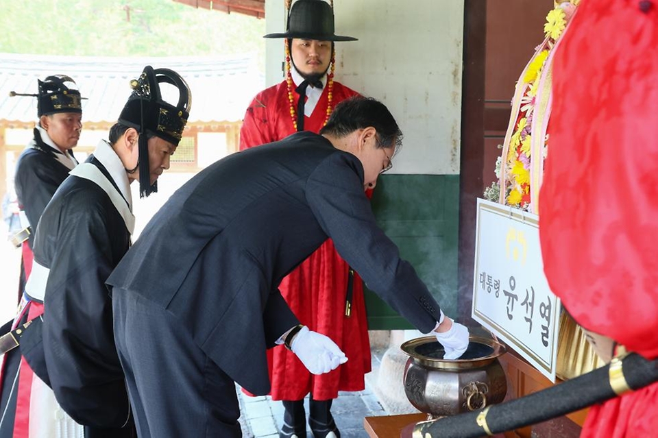 한덕수 국무총리가 15일 경기도 여주시 세종대왕릉에서 열린 세종대왕 탄신 627돌 숭모제향 행사에서 분향하고 있다. 