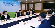 이주호 부총리 겸 교육부 장관이 14일 서울 종로구 정부서울청사에서 열린 학생 인성 함양 리더십 새싹 캠프 관계부처 업무협약식에서 인사말을 하고 있다.