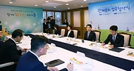 이주호 부총리 겸 교육부 장관이 14일 서울 종로구 정부서울청사에서 열린 학생 인성 함양 리더십 새싹 캠프 관계부처 업무협약식에서 인사말을 하고 있다.