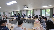강정애 국가보훈부 장관이 어버이날을 맞아 보호자가 없어 무의탁 시설에 계시는 국가유공자분들께 감사의 마음을 전달하기 위해 3일 오전 경기도 수원 보훈원에 방문하여 청년자문단들과 함께 국가유공자들에게 전달할 케익을 만들고 있다.