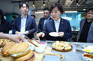 송미령 농림축산식품부 장관이 16일 서울 성동구 신세계푸드 연구소를 방문해 가루쌀로 만든 우유, 치즈, 크림, 베이커리류 등을 둘러보고 있다.