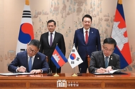 최상목 경제부총리 겸 기획재정부 장관과 쏙 쩐다 소피어(Sok Chenda Sophea) 캄보디아 부총리 겸 외교국제협력부 장관이 16일 서울 용산 대통령실 청사에서 윤석열 대통령과 훈 마넷(Hun Manet) 캄보디아 총리가 배석한 가운데 열린 문서 서명식에서 ‘대외경제협력기금 차관에 관한 기본약정의 개정의정서’에 서명하고 있다.