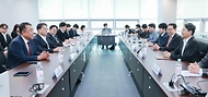 안덕근 산업통상자원부 장관이 17일 경기도 성남시에 위치한 (주)가온칩스와 서울 동대문구에 위치한 (주)아티크론에 출입기자단과 함께 방문, 관계자로부터 회사 운영현황 및 애로사항을 청취하고 있다.