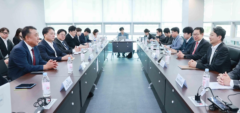 안덕근 산업통상자원부 장관이 17일 경기도 성남시에 위치한 (주)가온칩스와 서울 동대문구에 위치한 (주)아티크론에 출입기자단과 함께 방문, 관계자로부터 회사 운영현황 및 애로사항을 청취하고 있다.