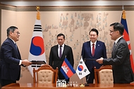 최상목 경제부총리 겸 기획재정부 장관과 쏙 쩐다 소피어(Sok Chenda Sophea) 캄보디아 부총리 겸 외교국제협력부 장관이 16일 서울 용산 대통령실 청사에서 윤석열 대통령과 훈 마넷(Hun Manet) 캄보디아 총리가 배석한 가운데 열린 문서 서명식에서 ‘대외경제협력기금 차관에 관한 기본약정의 개정의정서’에 서명한  뒤 악수를 하고 있다. 