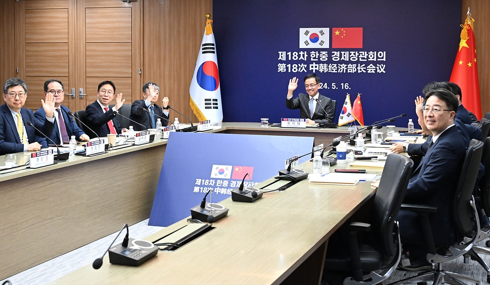 최상목 경제부총리 겸 기획재정부 장관이 16일 서울 영등포구 한국수출입은행에서 중국 정산제 국가발전개혁위 주임과 화상으로 열린 ‘제18차 한-중 경제장관회의’에 참석해 있다. 