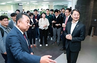 안덕근 산업통상자원부 장관이 17일 경기도 성남시에 위치한 (주)가온칩스와 서울 동대문구에 위치한 (주)아티크론에 출입기자단과 함께 방문, AI 반도체 설계 과정과 시스템반도체 개발 현장 등을 둘러보고 있다.