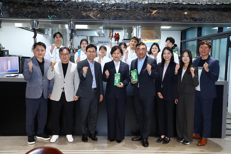 송미령 농림축산식품부 장관이 16일 서울 성동구 신세계푸드 연구소를 방문해 관계자들과 기념 촬영을 하고 있다.