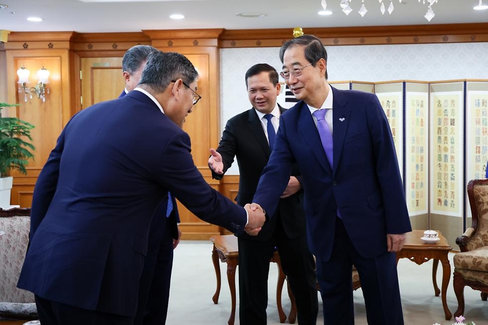 한덕수 국무총리가 16일 서울 종로구 정부서울청사에서 쏙 쩐다 소피어(Sok Chenda Sophea) 캄보디아 부총리 겸 외교국제협력부 장관과 악수하고 있다.