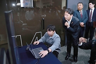 안덕근 산업통상자원부 장관이 17일 경기도 성남시에 위치한 (주)가온칩스와 서울 동대문구에 위치한 (주)아티크론에 출입기자단과 함께 방문, AI 반도체 설계 과정과 시스템반도체 개발 현장 등을 둘러보고 있다.