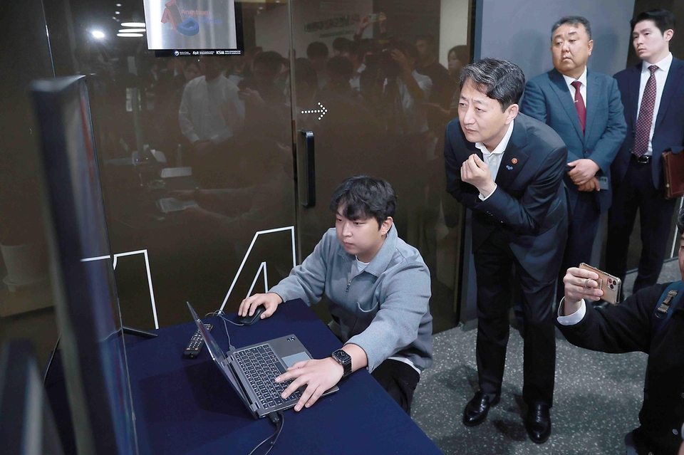 안덕근 산업통상자원부 장관이 17일 경기도 성남시에 위치한 (주)가온칩스와 서울 동대문구에 위치한 (주)아티크론에 출입기자단과 함께 방문, AI 반도체 설계 과정과 시스템반도체 개발 현장 등을 둘러보고 있다.