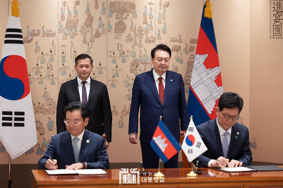 고광효 관세청장과 꾼 념(Kun Nhem) 캄보디아 총리 직속 특임장관 겸 관세총국장이 16일 서울 용산 대통령실 청사에서 윤석열 대통령과 훈 마넷(Hun Manet) 캄보디아 총리가 배석한 가운데 열린 문서 서명식에서 ‘마약류 단속 협력 강화 협약 의향서’에 서명하고 있다. 