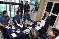 이상민 행정안전부 장관이 17일 전남 진도군 도서지역 읍내파출소를 방문해 치안상황 등을 점검한 뒤 현장 경찰 근무자들을 격려하고 있다.