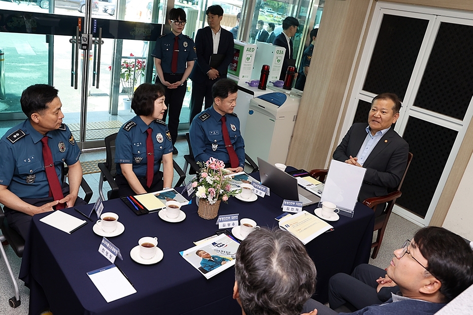 이상민 행정안전부 장관이 17일 전남 진도군 도서지역 읍내파출소를 방문해 치안상황 등을 점검한 뒤 현장 경찰 근무자들을 격려하고 있다.