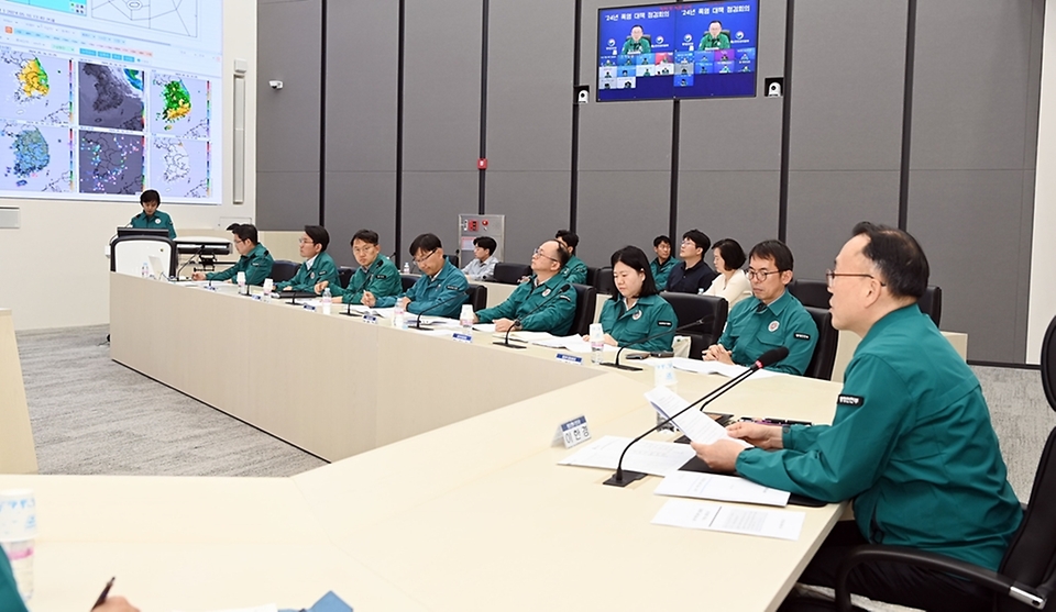 이한경 행정안전부 재난안전관리본부장이 16일 정부세종청사 중앙재난안전상황실에서 열린 ‘2024년 폭염대책 점검회의’를 주재하고 있다.
