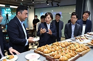 송미령 농림축산식품부 장관이 16일 서울 성동구 신세계푸드 연구소를 방문해 가루쌀로 만든 우유, 치즈, 크림, 베이커리류 등을 둘러보고 있다.