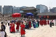 <p>17일 서울 종로구 경복궁에서&nbsp;2024 국가유산청 국가유산진흥원 출범기념 특별행사 왕가의 산책이 펼쳐지고 있다. &lsquo;왕가의 산책 &rsquo;은 국왕, 왕비, 왕세자, 세자빈이 산선시위와 군사의 호위를 받으며 궁궐을 산책하는 모습을 재현한 행사로&nbsp;17일부터 19일까지 진행된다.&nbsp;</p>
