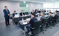 안덕근 산업통상자원부 장관이 17일 경기도 성남시에 위치한 (주)가온칩스와 서울 동대문구에 위치한 (주)아티크론에 출입기자단과 함께 방문, 관계자로부터 회사 운영현황 및 애로사항을 청취하고 있다.