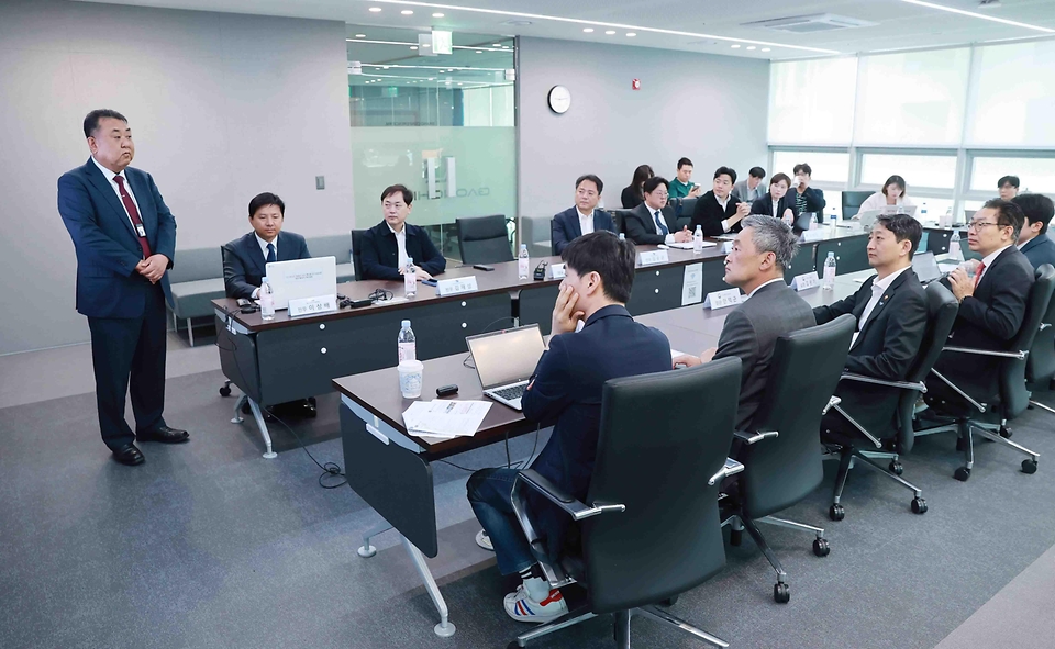 안덕근 산업통상자원부 장관이 17일 경기도 성남시에 위치한 (주)가온칩스와 서울 동대문구에 위치한 (주)아티크론에 출입기자단과 함께 방문, 관계자로부터 회사 운영현황 및 애로사항을 청취하고 있다.