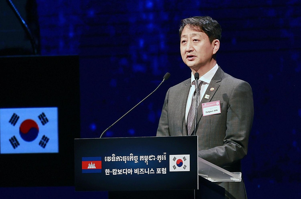 안덕근 산업통상자원부 장관이 16일 서울 중구 대한상공회의소 국제회의장에서 열린 한-캄보디아 비즈니스 포럼에서 발언하고 있다. 