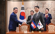 안덕근 산업통상자원부 장관과 쑨 짠톨(Sun Chanthol) 캄보디아 부총리 겸 개발위원회 제1부위원장이 16일 서울 용산 대통령실 청사에서 윤석열 대통령과 훈 마넷(Hun Manet) 캄보디아 총리가 배석한 가운데 열린 문서 서명식에서 ‘투자협력 양해각서(MOU)’에 서명한 뒤 악수를 하고 있다. 