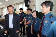 이상민 행정안전부 장관이 17일 전남 진도군 도서지역 읍내파출소를 방문해 치안상황 등을 점검한 뒤 현장 경찰 근무자들을 격려하고 있다.