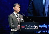 안덕근 산업통상자원부 장관이 16일 서울 중구 대한상공회의소 국제회의장에서 열린 한-캄보디아 비즈니스 포럼에서 발언하고 있다. 
