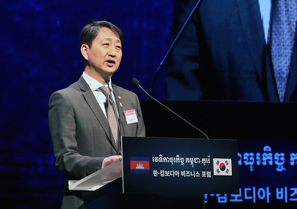 안덕근 산업통상자원부 장관이 16일 서울 중구 대한상공회의소 국제회의장에서 열린 한-캄보디아 비즈니스 포럼에서 발언하고 있다. 
